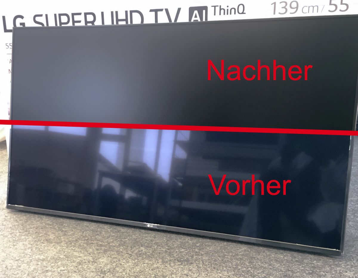 55 Zoll UHD TV Gerät im Reinraum mit der dipos Antireflex Displayschutzfolie laminiert und für die Verwendung auf einer Messe entspiegelt.